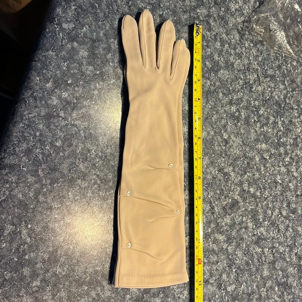 Beautiful vintage beige long gloves. Cute pleats and tiny buttons